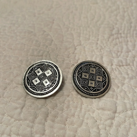 Vintage clip earrings. Silver toned button design. Circular with geometric print - Picture 2 of 4
